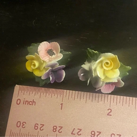 LAST CHANCE 🔥 Vintage Floral Bone China Clip on Earrings - Picture 5 of 6